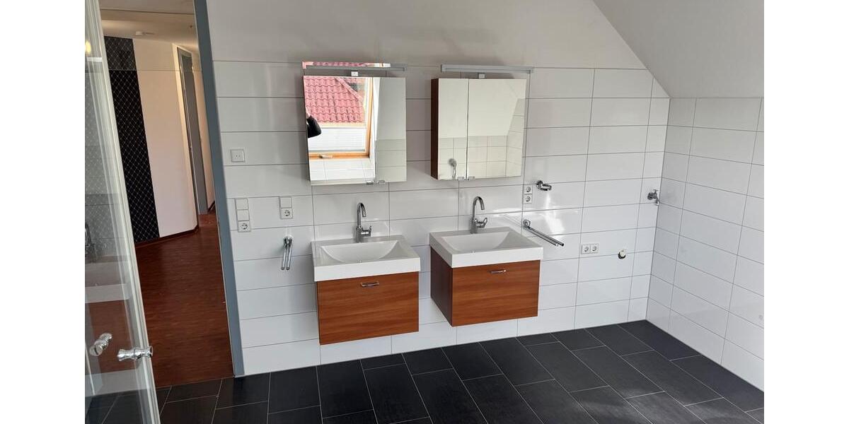 Dachgeschoßwohnung Twist - 3 Zimmer, 135 m&sup2;, 1.080&euro; | Angebot:25656771