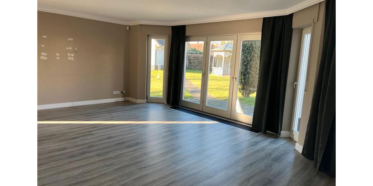 Einfamilienhaus Gronau (Westfahlen) - 10 Zimmer, 300 m&sup2;, 2.700&euro; | Angebot:23702922