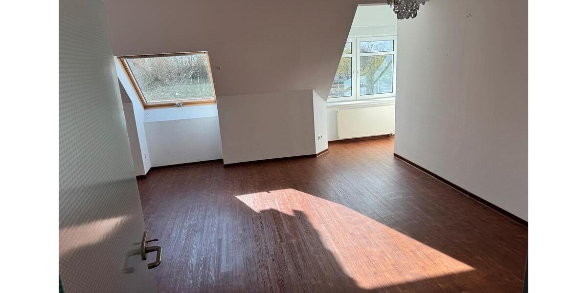 Dachgeschoßwohnung Twist - 3 Zimmer, 135 m&sup2;, 1.080&euro; | Angebot:25656771